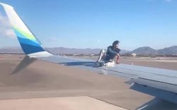 Nyali Gede! Pria ini Naik ke Sayap Pesawat yang Bersiap Lepas Landas
