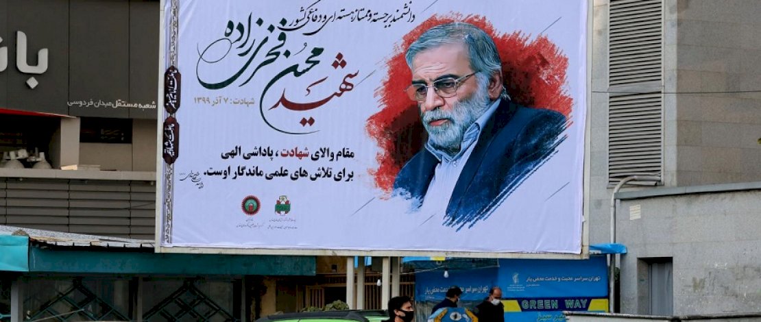 Foto Mohsen Fakhrizadeh di papan reklame