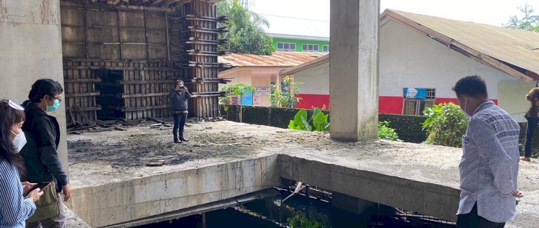 KPK saat meninjau gedung RS Batua yang mangkrak.