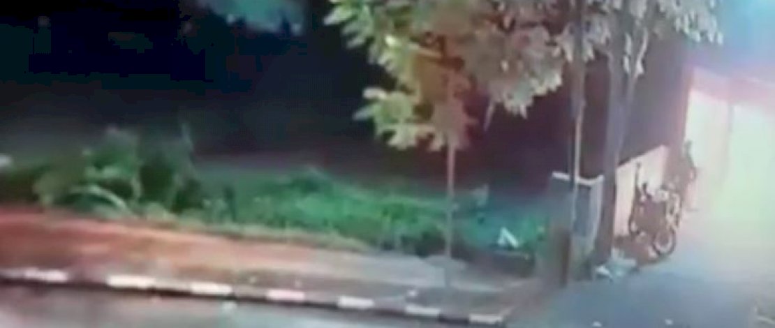 Tangkapan layar CCTV soal pelaku pelemparan bom molotov di pos polantas Gowa. 