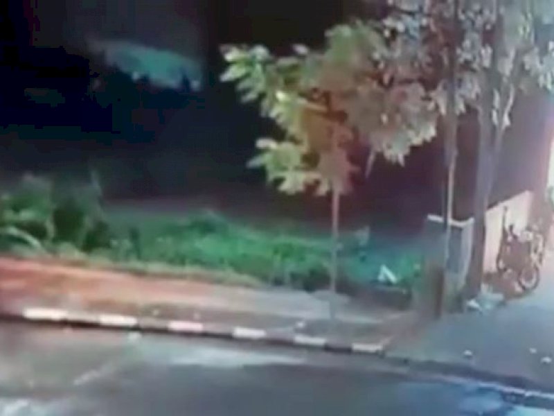 Ini Rekaman CCTV  Pelempar Bom Molotov di Pos Polantas Gowa, Pelaku Lari ke Arah Makassar