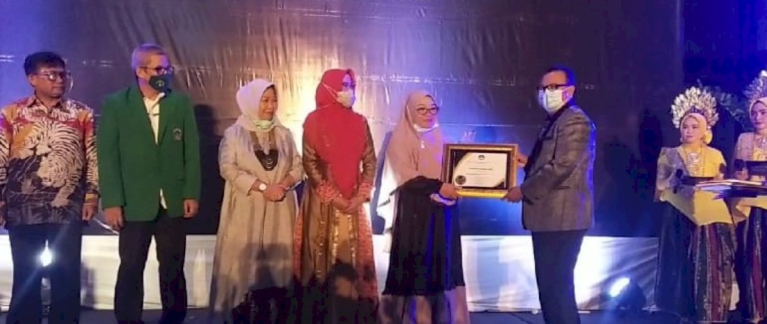 Rektor UIT Makassar, Andi Mamryam saat menerima penghargaan sebagai perguruan tinggi berkinerja terbaik se-Sulawesi 2020.