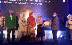 UIT Raih Penghargaan PTS Kinerja Tertinggi Se-Sulawesi Tahun 2020