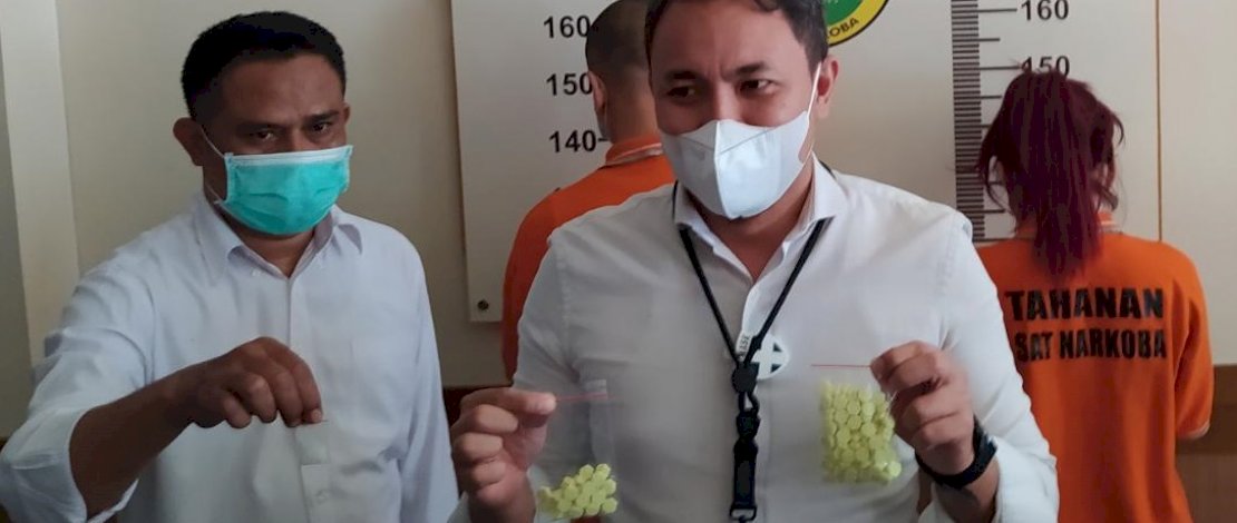 Wakil Kepala Satuan Reserse Narkotika Polrestabes Makassar, AKP Indra Waspada memperlihatkan 100 butir ekstasi, juga sabu-sabu dari DJ asal Jakarta, Gia.
