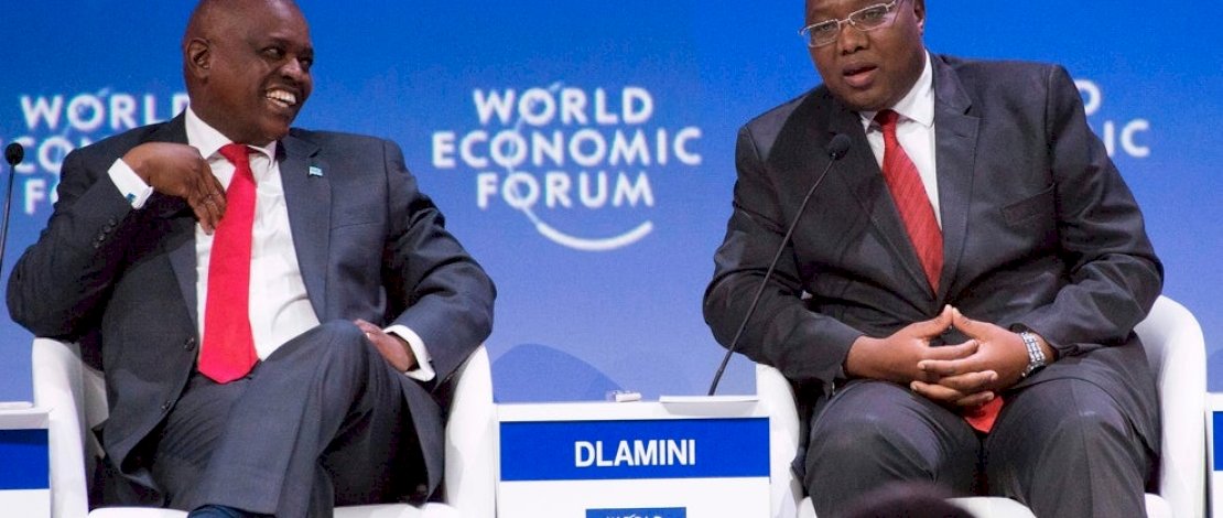 Mandulo Ambrose Dlamini, Perdana Menteri Eswatini (kanan) berbicara kepada Mokgweetsi Eric Keabetswe Masisi (Kiri), Presiden Botswana, pada sesi pleno Pemimpin Afrika di Forum Ekonomi Dunia (WEF) Afrika pada 2019