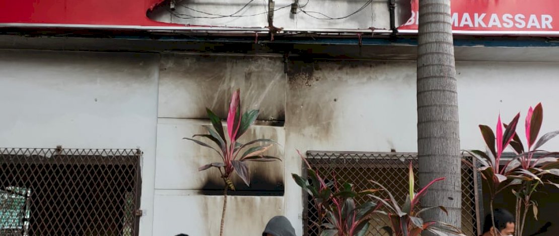 Spanduk terbakar usai dilempar bom molotov.