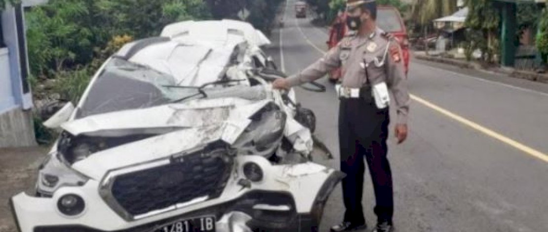 Datsun putih dan truk Nissan yang terlibat lakalantas di Jalan Poros Jeneponto-Bantaeng.