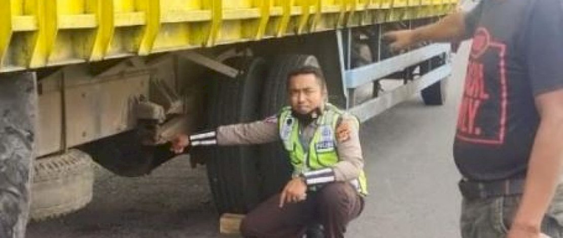 Datsun putih dan truk Nissan yang terlibat lakalantas di Jalan Poros Jeneponto-Bantaeng.