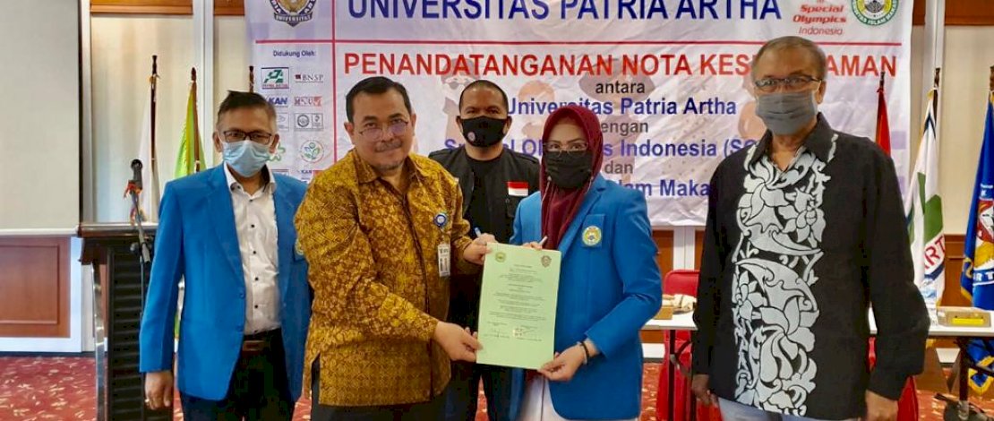 Rektor UIM, Dr Majdah (almamater biru) dan Rektor Universitas Patria Artha, Bastian Lubis (kemeja batik) memperlihatkan MoU. 