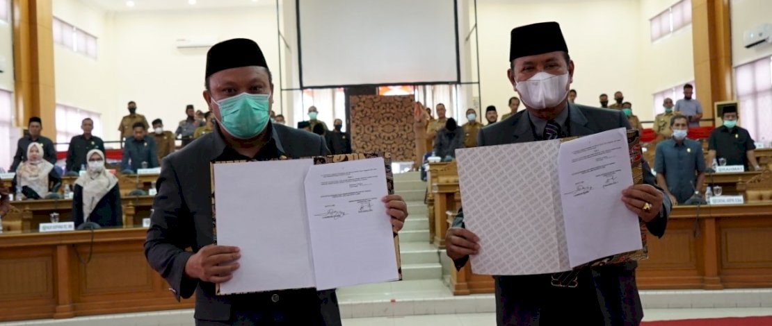 Lembar persetujuan Ranperda APBD 2021 Pemkab Luwu menjadi Perda, telah ditandatangani DPRD dan Pemkab Luwu.