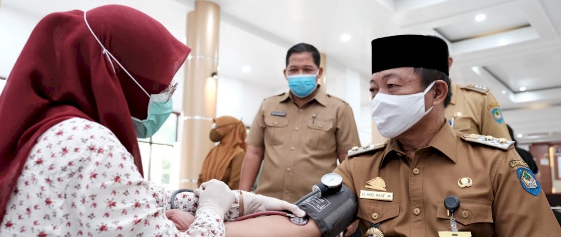 Abdul Rauf Malaganni melakukan cek tekanan darah sebelum donor.
