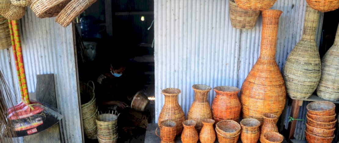 Perajin rotan tetap produktif di tengah pandemi Covid-19.