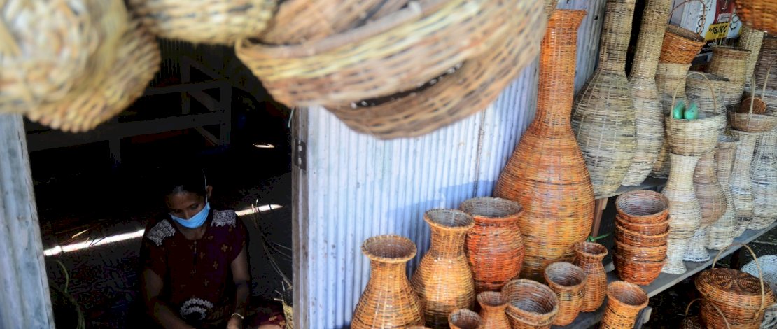 Perajin rotan tetap produktif di tengah pandemi Covid-19.