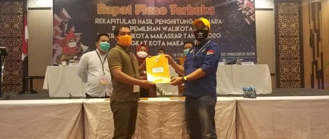 Tim ADAMA' saat menerima hasil rekapitulasi perhitungan suara yang diplenokan KPU Kota Makassar di Hotel Harper Makassar. Tim ADAMA' saat menerima hasil rekapitulasi perhitungan suara yang diplenokan KPU Kota Makassar di Hotel Harper Makassar.