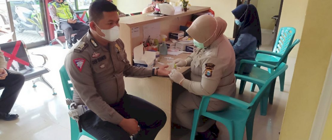 Para personil melakukan rapid test di Poli Klinik Wira Bhayangkara Medika, Polres Gowa, Jalan Syamsuddin Tunru, Sungguminasa, Kecamatan, Sombaopu, Gowa, Rabu (16/12/2020). Para personil melakukan rapid test di Poli Klinik Wira Bhayangkara Medika, Polres Gowa, Jalan Syamsuddin Tunru, Sungguminasa, Kecamatan, Sombaopu, Gowa, Rabu (16/12/2020).