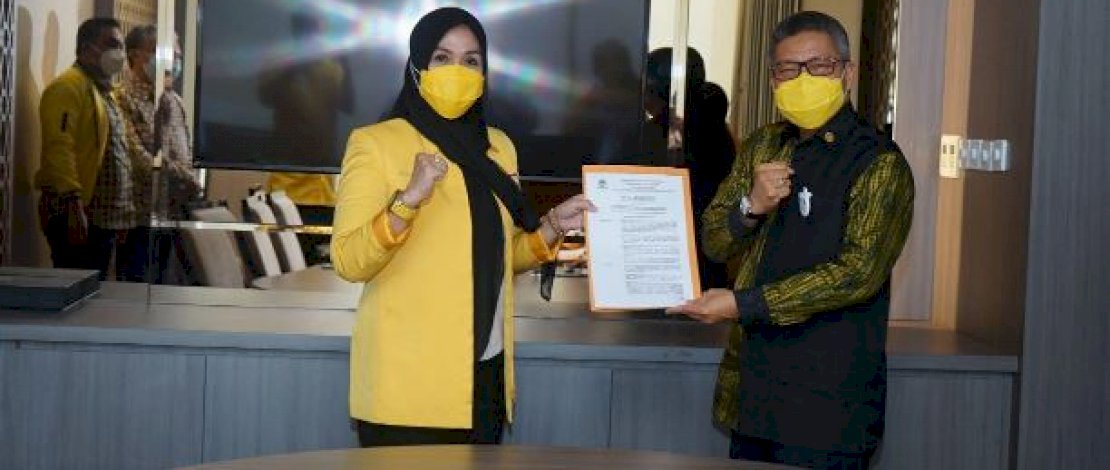 Penyerahan surat tugas sebagai Plt yang dilakukan oleh Ketua DPD I Partai Golkar Sulsel, Taufan Pawe.