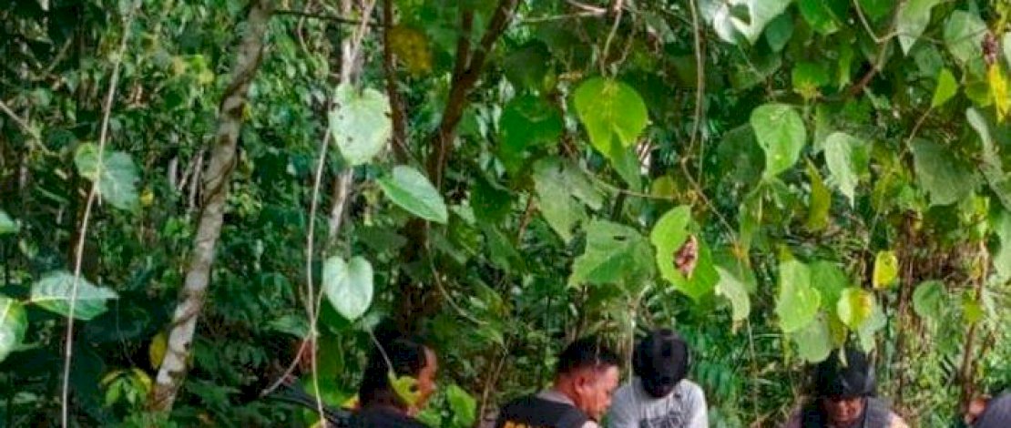 Polisi mengevakuasi korban pembunuhan di Maybrat, Papua Barat. Polisi mengevakuasi korban pembunuhan di Maybrat, Papua Barat.