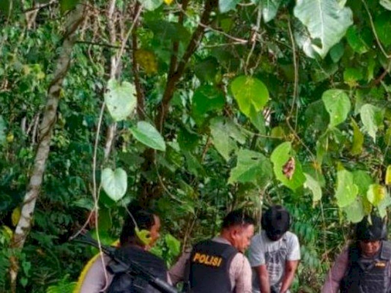Sadis! Usai Membunuh, Kelompok Papua Barat Ini Foto Bersama dengan Korbannya