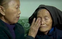 Anak Pertemukan Ibunya yang Diculik 40 Tahun Lalu Dengan Orang Tuanya