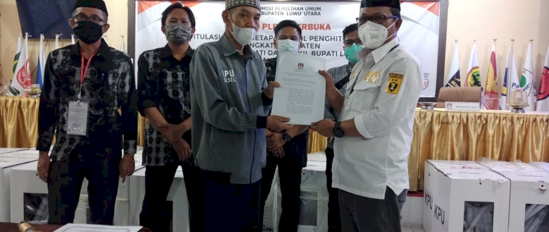KPU Lutra menyerahkan surat penetapan ke tim BISA.