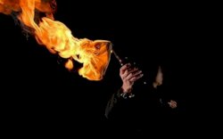 Usai Lempar Bom Molotov ke Rumah Ketua KPU, Pria Bersweater Putih Kabur