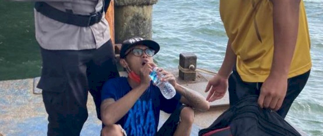 Dedik Purnomo diberi minum air mineral usai dievakuasi ke dermaga Pelabuhan Semayang, Balikpapan.