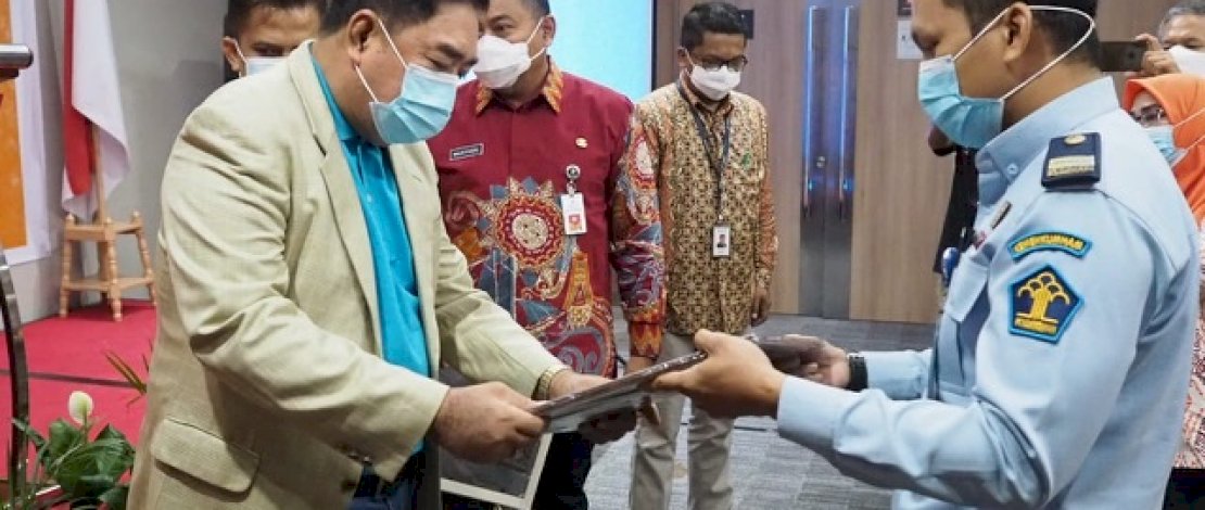 Terima Piagam Penghargaan BPUM, Sekprov Sampaikan Gerak Positif Pertumbuhan Ekonomi Sulsel