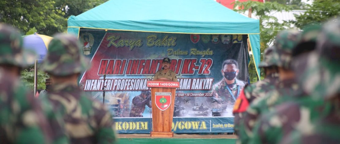 Suasana kerja bakti dalam rangka Hari Infanteri di Gowa.