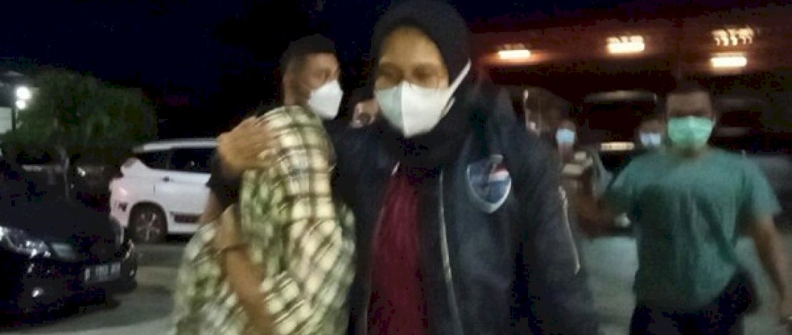 Artis TA saat digelandang seorang polisi wanita. (Foto: Detik)