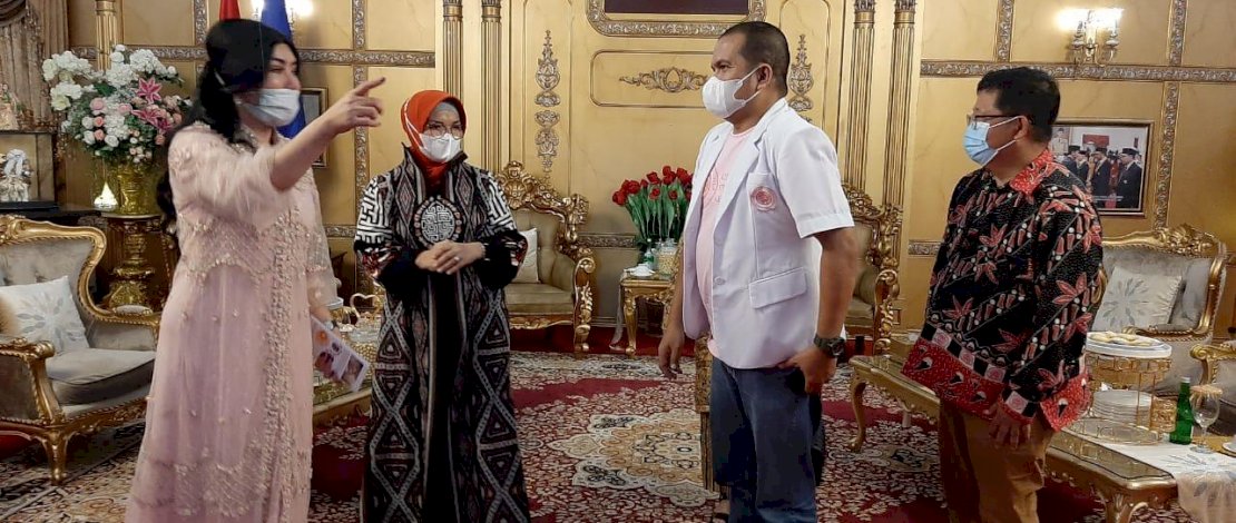 SILATURAHMI. Presiden WOCPM Prof Dr Deby Vinski MScAA PhD didampingi Konsultan Dr Marhaen Hardjo MBiomed Ph.D dan Marketing Communication Celltech Stem Cell Laboratory (CSC) dr Wachyudi Muchsin SH bersama rombongan saat silaturahmi dengan Ketua TP PKK Provinsi Sulsel Liestiaty F Nurdin di Rumah Jabatan Gubernur Sulsel, Jumat (18/12/2020) malam.