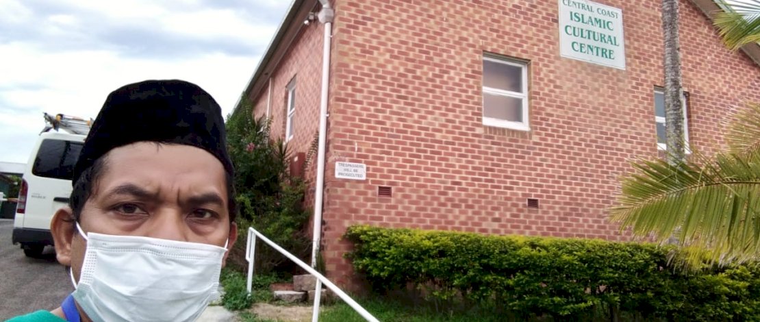 Haidir Fitra Siagian di depan masjid Islamic Cultural Centre, Central Coast.