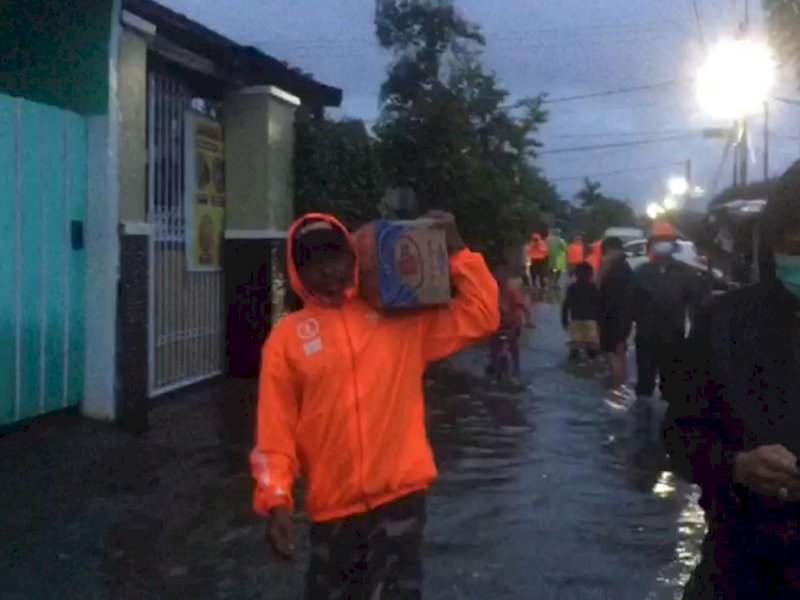 Komunitas Pendukung Danny-Fatma Berpencar Bantu Korban Banjir di Manggala