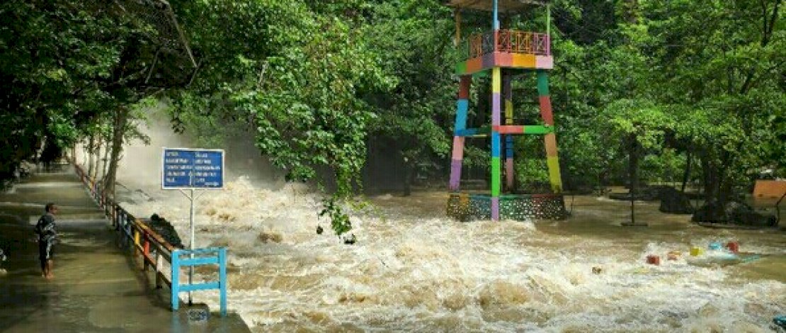 Debit air yang tinggi, membuat air meluap hingga ke pelataran. (Foto:Detik).
