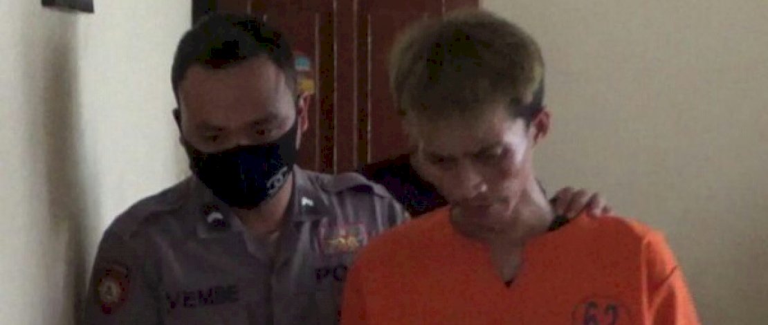 Arif Hermawan (baju tahanan) saat digiring polisi ke tahanan.