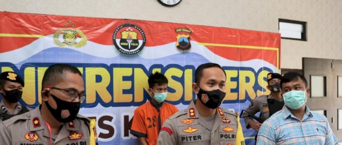 Pelaku pemerkosaan, EN, dihadirkan dalam konferensi pers.