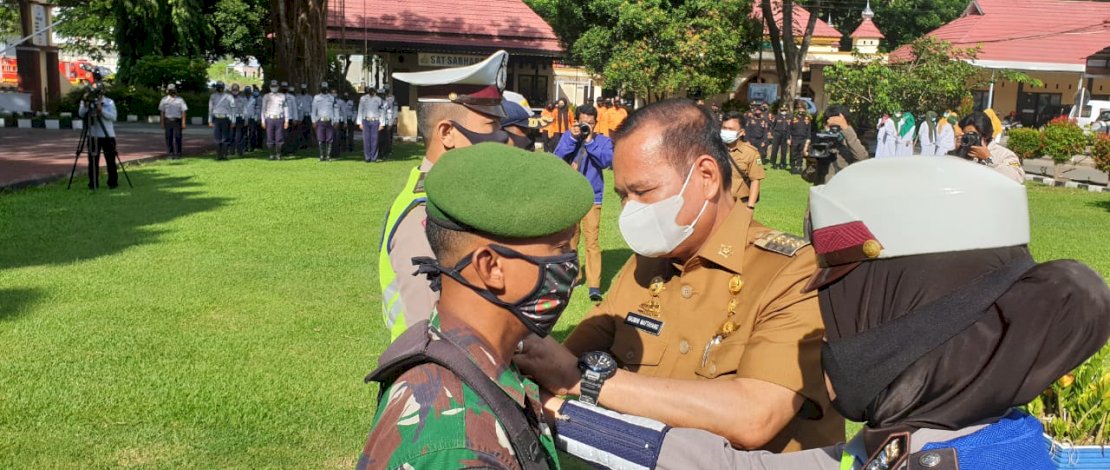 Bupati Luwu, H Basmin Mattayang memeriksa kesiapan pasukan dalam Operasi Lilin dalam rangka natal dan tahun baru 2021.