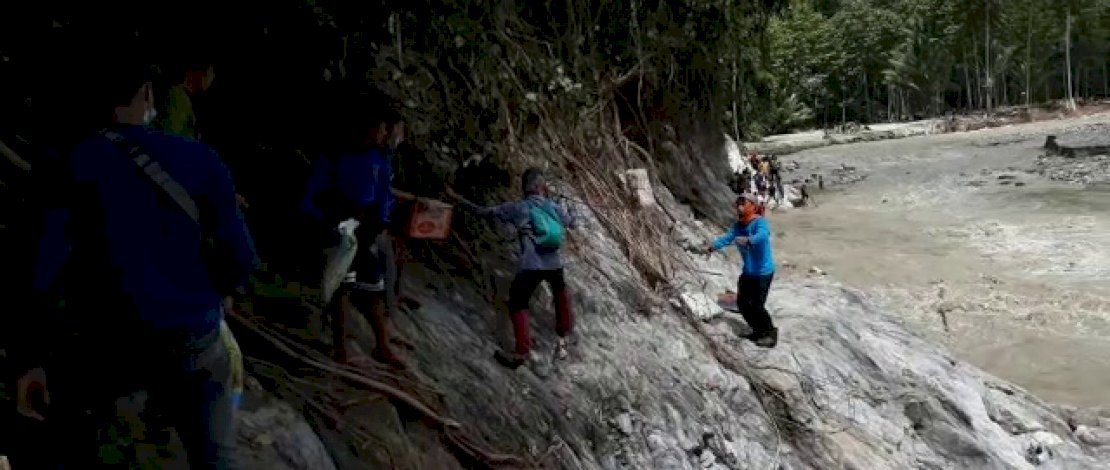 Evakuasi barang-barang warga korban banjir di Kolaka Utara, melalui medan yang sulit.