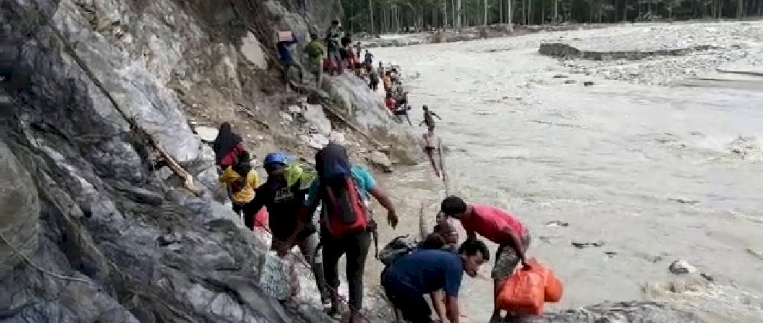 Evakuasi barang-barang warga korban banjir di Kolaka Utara, melalui medan yang sulit.
