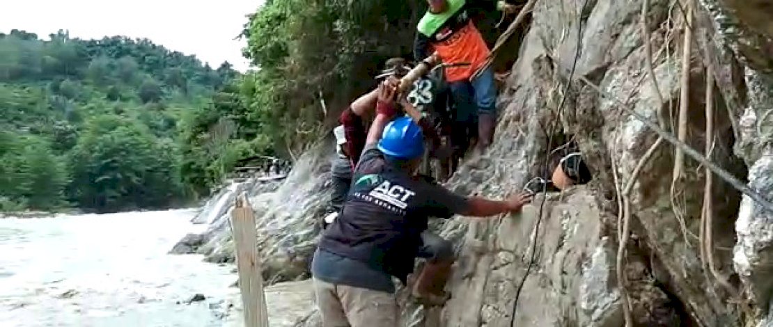 Evakuasi barang-barang warga korban banjir di Kolaka Utara, melalui medan yang sulit.