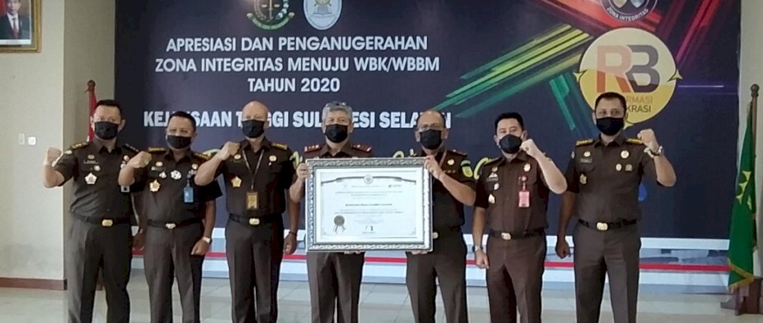 Kajati Sulsel, Firdaus Dewilmar dan jajarannya saat menerima penghargaan dari KemenPAN-RB.