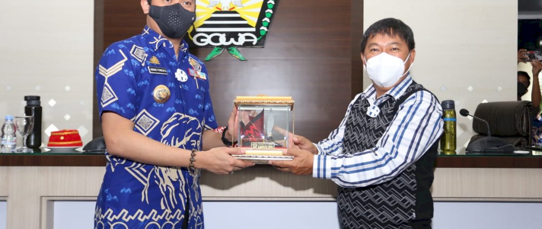 Bupati Gowa, Adnan Purichta Ichsan YL memberikan cendramata kepada Bupati Minahasa Tenggara, James Sumendap.
