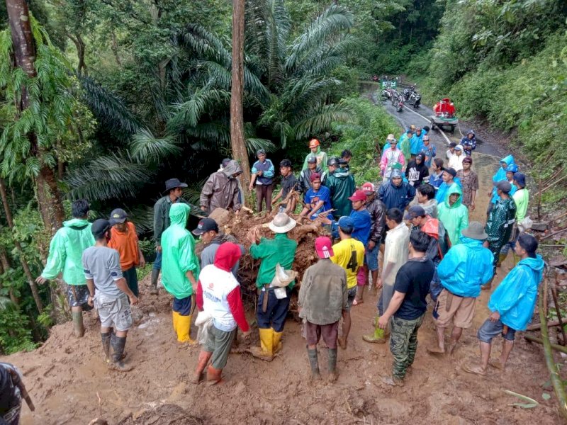 Warga Tinggimoncong Gotong Royong Bersihkan Material Longsor