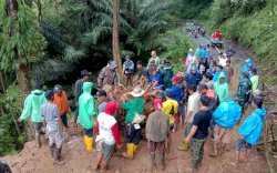 Warga Tinggimoncong Gotong Royong Bersihkan Material Longsor