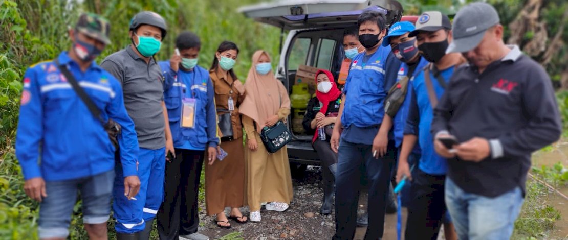 Pemkab Gowa saat menyalurkan bantuan kepada korban banjir.