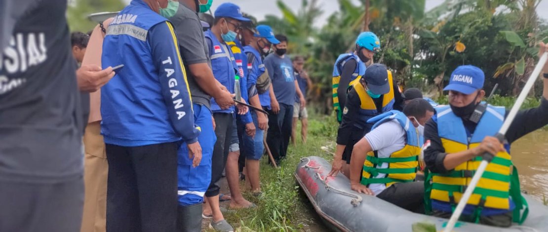Pemkab Gowa saat menyalurkan bantuan kepada korban banjir.
