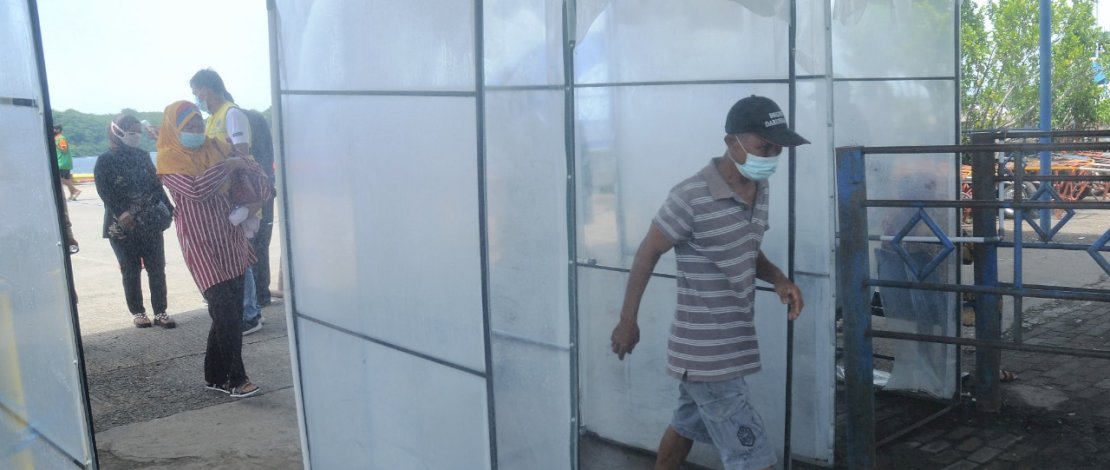Petugas memeriksa suhu tubuh setiap penumpang angkutan laut yang tiba di Pelabuhan Nusantara Kota Parepare, Senin 21 Desember 2020. Pelabuhan Nusantara tetap menerapkan protokol kesehatan seperti pemeriksaan suhu tubu, bilik disinfektan guna mencegah penyebaran Covid-19. FOTOGRAFER/ZUL KIFLI