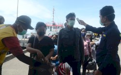 Petugas Pelabuhan Nusantara Parepare Periksa Suhu Tubuh Penumpang 
