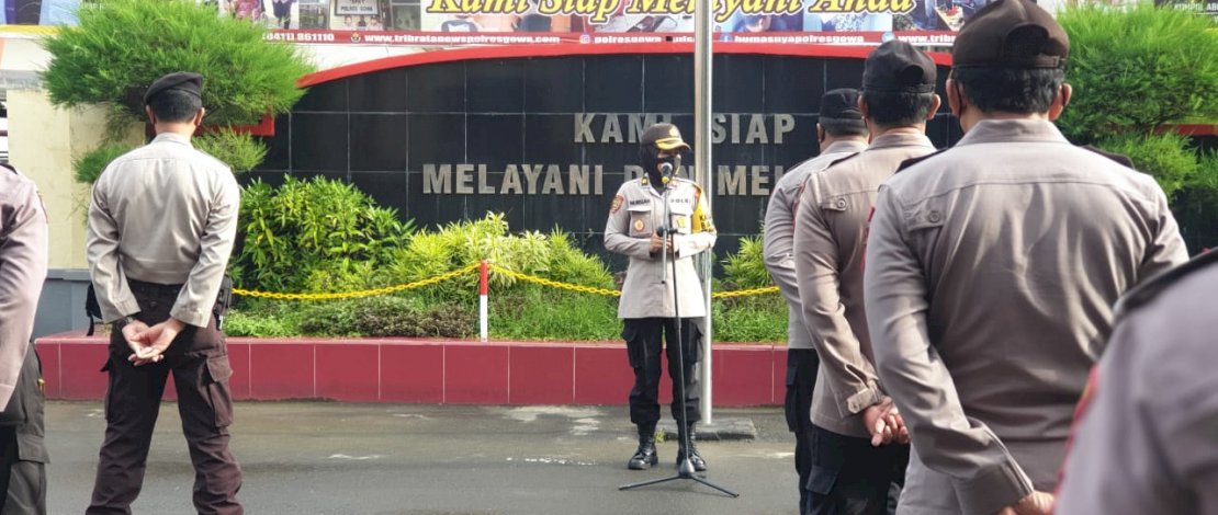 Kabag Sumda Polres Gowa, Kompol Nursiah Abdullah memimpin apel pagi yang diikuti para pejabat utama Polres Gowa di halaman mako Polres Gowa, Rabu (23/12/2020).