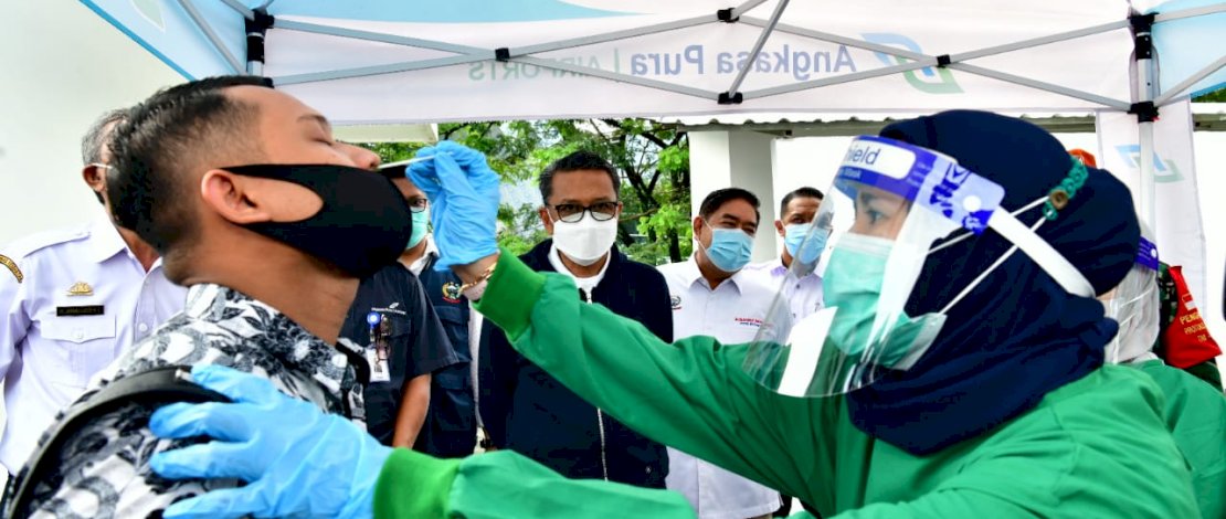 Gubernur Sulawesi Selatan (Sulsel), Prof HM Nurdin Abdullah, melakukan peninjauan di lokasi layanan pemeriksaan gratis rapid antigen yang disediakan Pemprov Sulsel di Bandara Internasional Sultan Hasanuddin (Sulhas), Rabu, (23/12/2020).