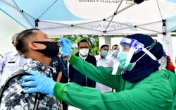 Nurdin Abdullah Tinjau Layanan Gratis Tes Antigen di Bandara Sulhas